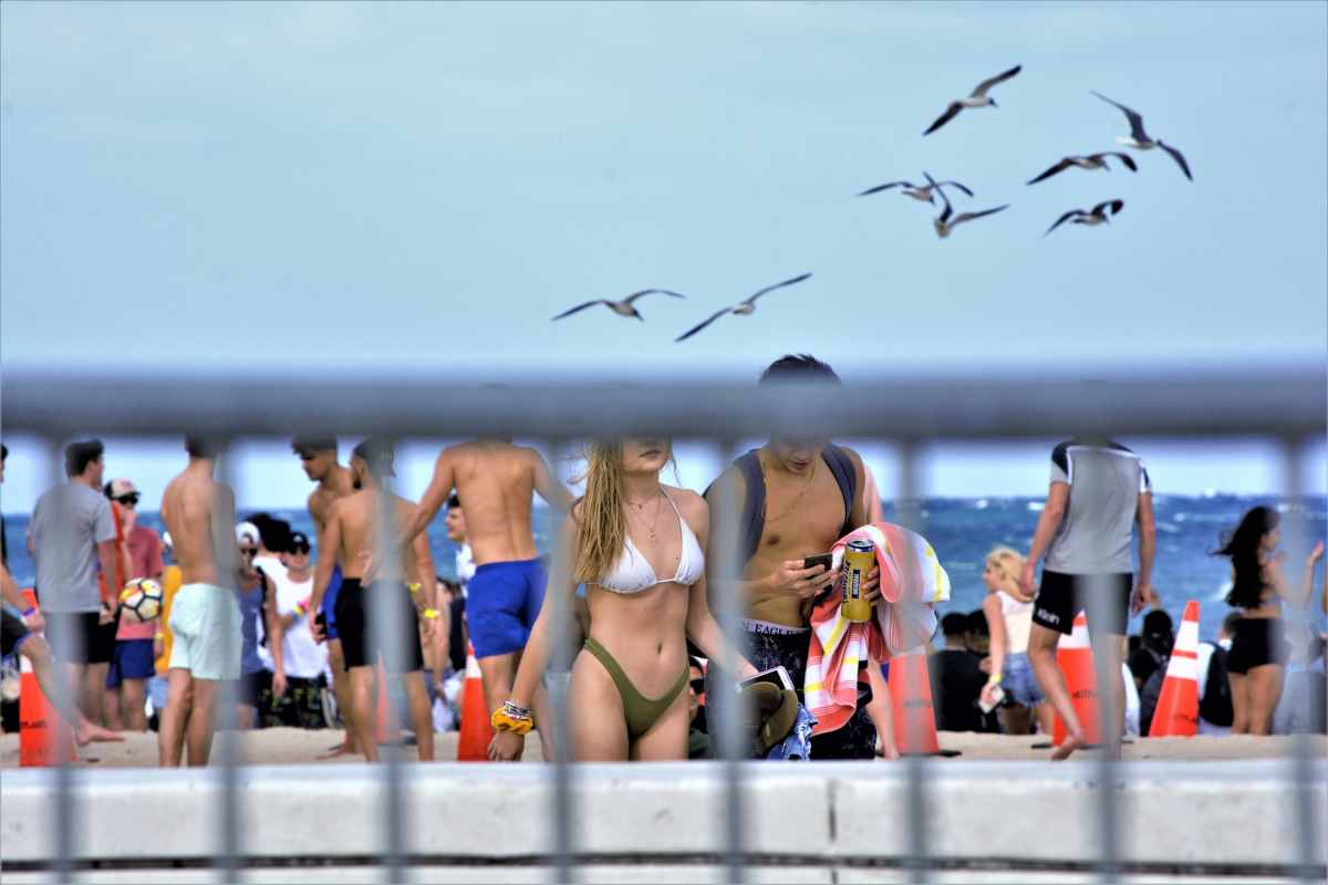 Influencer cacciato dalla spiaggia