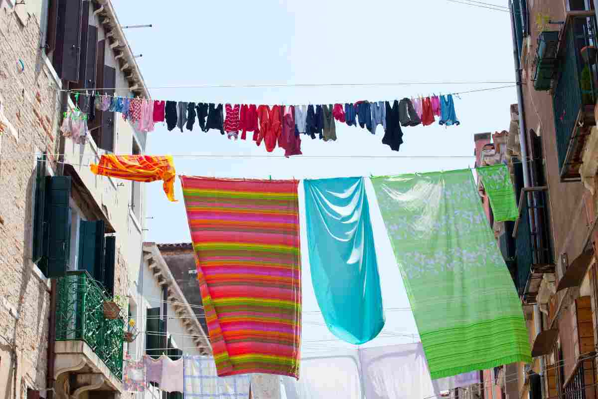 Stendere panni balcone: cosa dice legge