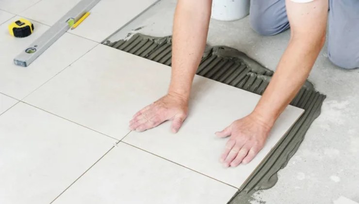 Le piastrelle in PVC adesive sono le migliori per i pavimenti