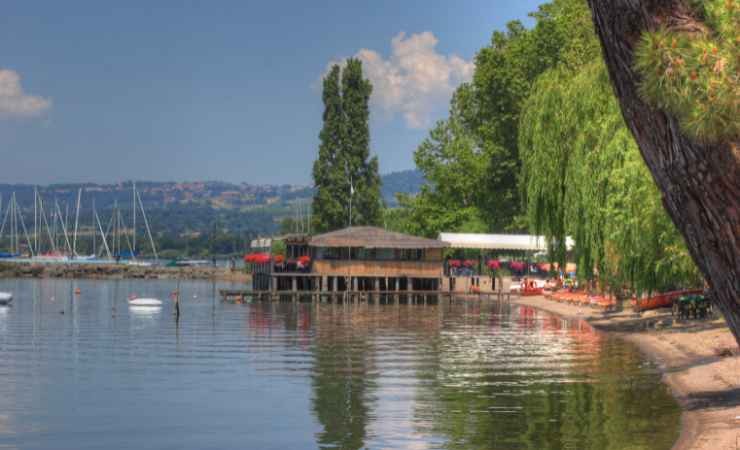 Lo scenario maestoso del lago di Bolsena a Viterbo