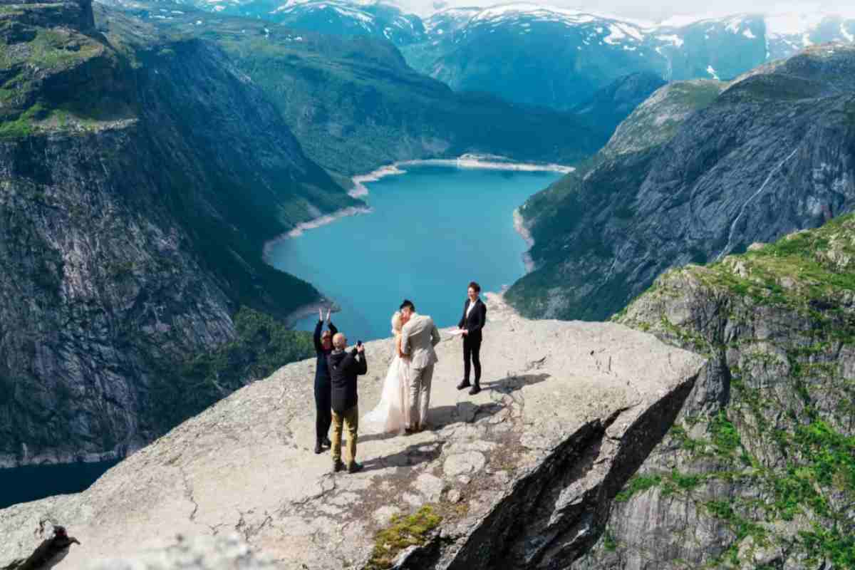 Matrimonio a Trolltunga con cerimonia in montagna