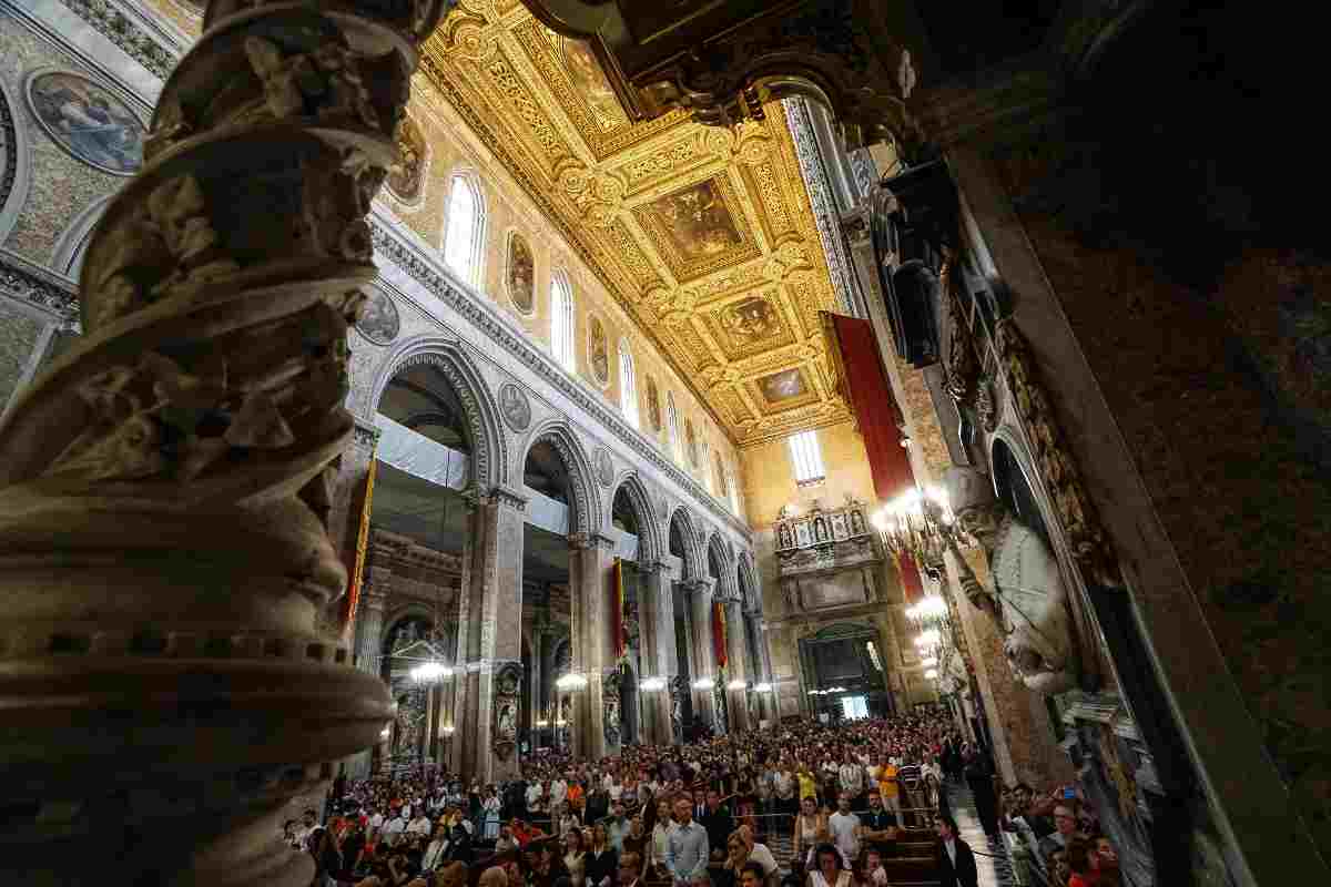 Fedeli aspettano il miracolo di San Gennaro