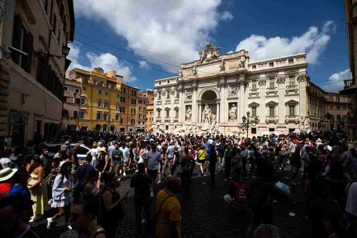 cosa c'è dietro Fontana di Trevi