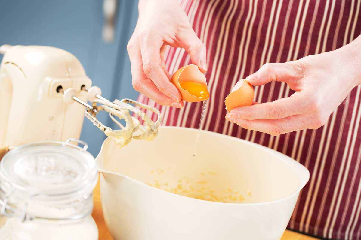 preparare dolci con le uova e la farina