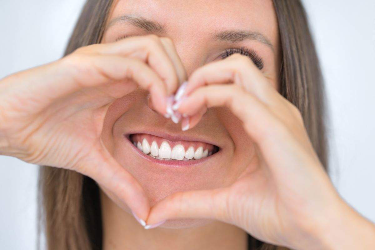 8 alimenti che aiutano a mantenere perfetto il tuo sorriso
