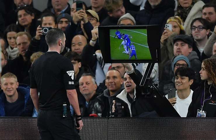 Premier League, si cercano specialisti VAR