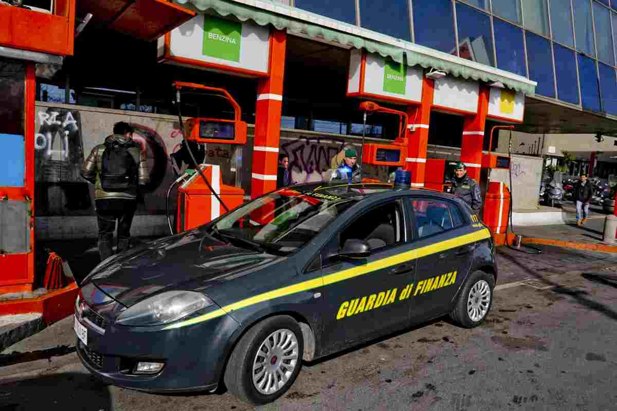 Automobilisti italiani terrorizzati dalla truffa del benzinaio