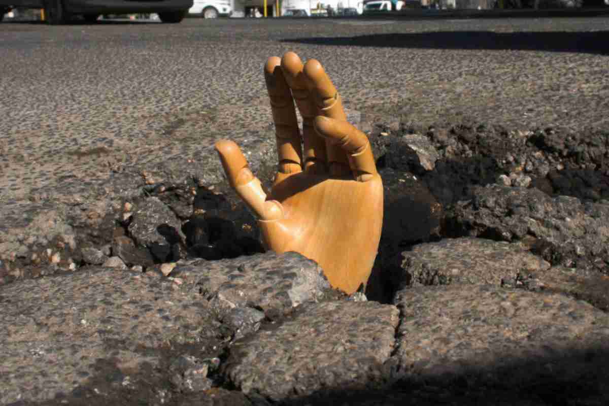 le enormi buche sull'asfalto a Roma