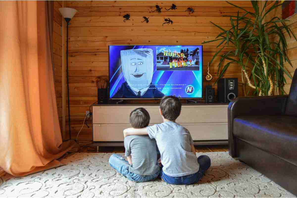 i rischi dei bambini che guardano la tv