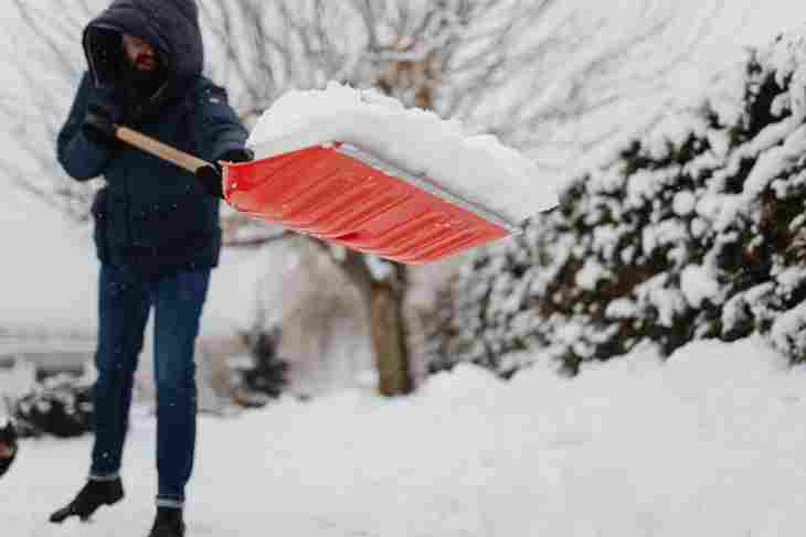 uomo con la pala nella neve